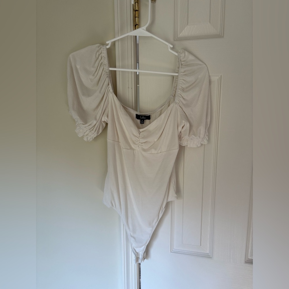 LuLus White Ribbed Bodysuit – Size M, Sweetheart Neckline & Puff Sleeves